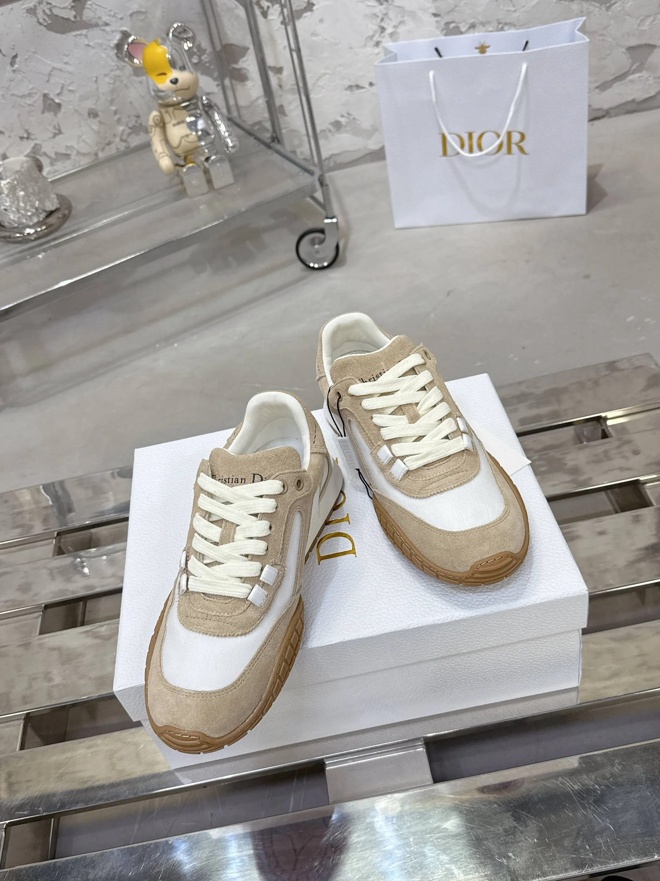 Factory price 640💰 Top version! ! ! Dior Tech sneakers Dior Tech is newly launched, with exquisite color matching and autumn and winter atmosphere. This Dior Tech sneaker is a new product in the 2026 early spring ready-to-wear series. It is equipped with fashionable details and highlights the retro aesthetics. Made of calfskin and suede calfskin upper with transparent mesh side panels and ChristianDior Paris signature on the heel and tongue. A textured, tonal Dior signature sole adds couture style. Upper material: Textile, cowhide split leather, cowhide leather with Christian Dior Paris logo on the heel and tongue Textured Dior logo rubber sole embellished with Christian Dior's lucky star symbol! Size 35-46 (40 for women, 41 for men, 38.45.46, custom made and non-refundable)
